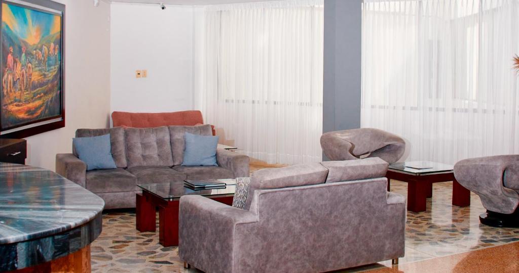 Desayuno típico con frutas y pan artesanal