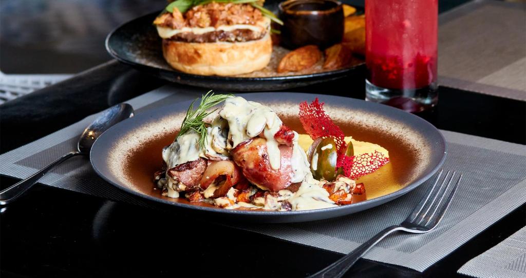 Sopa criolla servida en plato hondo