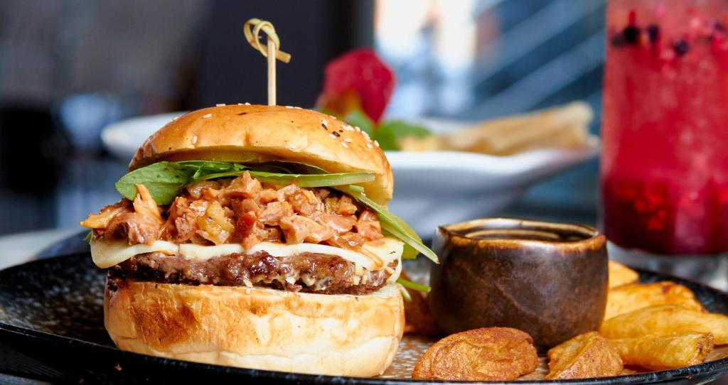 Plato principal con proteína y vegetales frescos